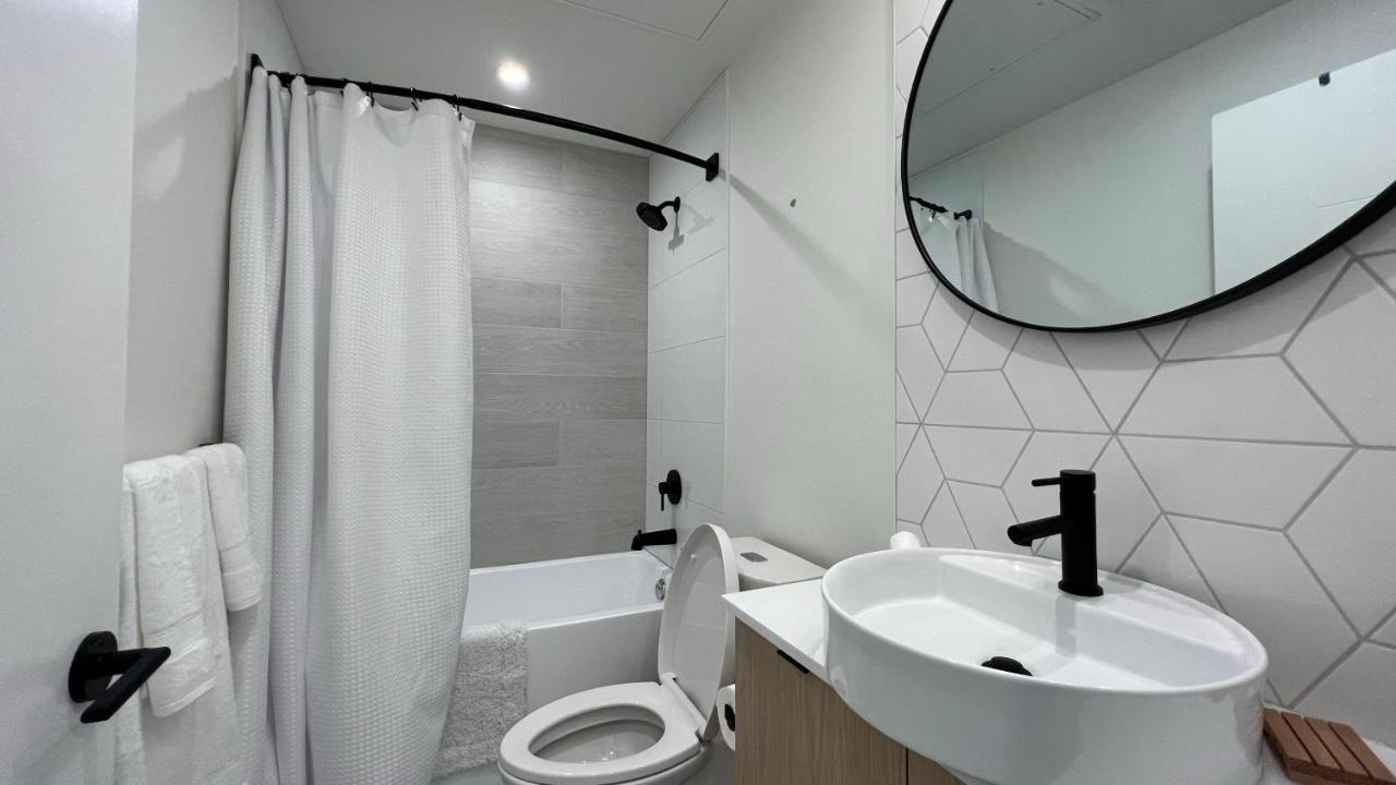 Hillside Oasis By Iris Properties! Victoria